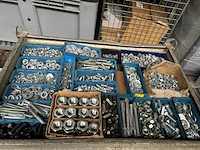 Partij bevestigingsmateriaal (bouten en moeren) - afbeelding 1 van  3
