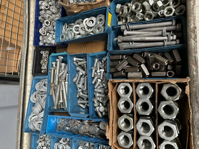 Partij bevestigingsmateriaal (bouten en moeren) - afbeelding 2 van  3