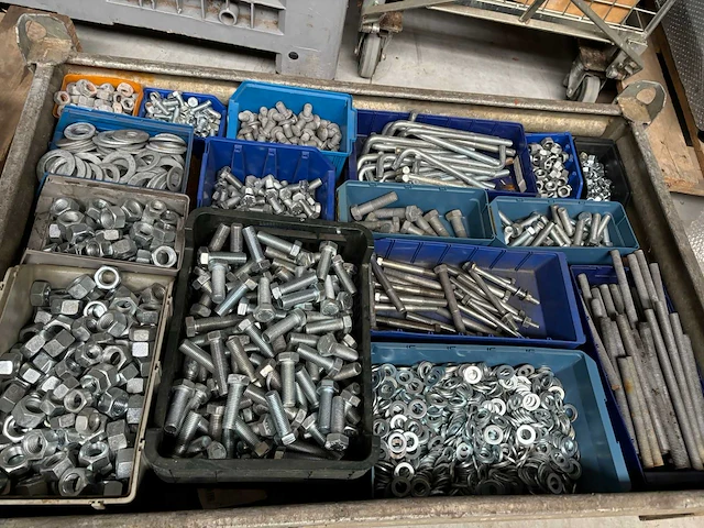 Partij bevestigingsmateriaal (bouten en moeren) - afbeelding 1 van  4