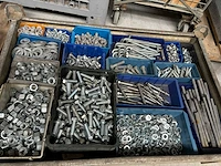 Partij bevestigingsmateriaal (bouten en moeren) - afbeelding 1 van  4