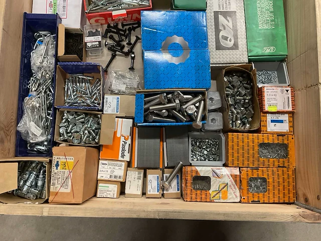 Partij bevestigingsmateriaal - afbeelding 1 van  2