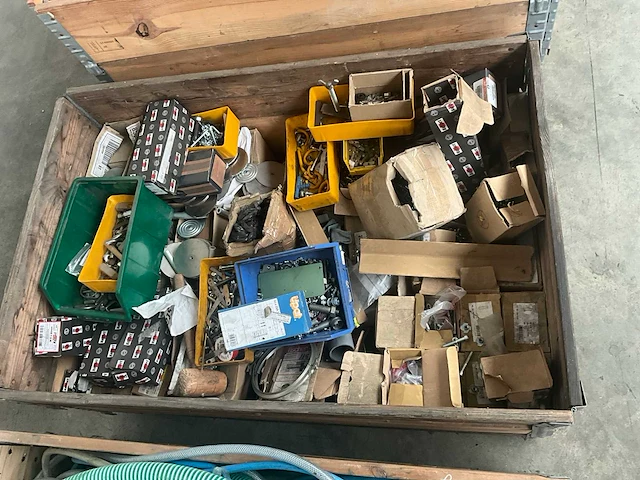Partij bevestigingsmateriaal - afbeelding 1 van  2