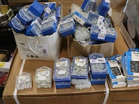 Partij bevestigingsmaterialen bestaande uit o.a. kabelbeugels & nagelklemmen - afbeelding 1 van  5