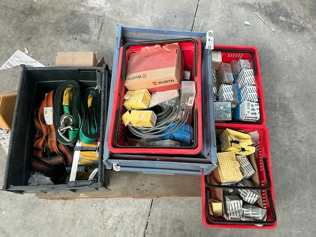 Partij bevestigingsmaterialen en diversen - afbeelding 1 van  8