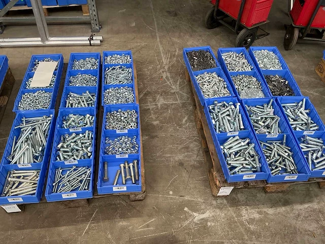 Partij bevestigingsmiddelen - afbeelding 1 van  9