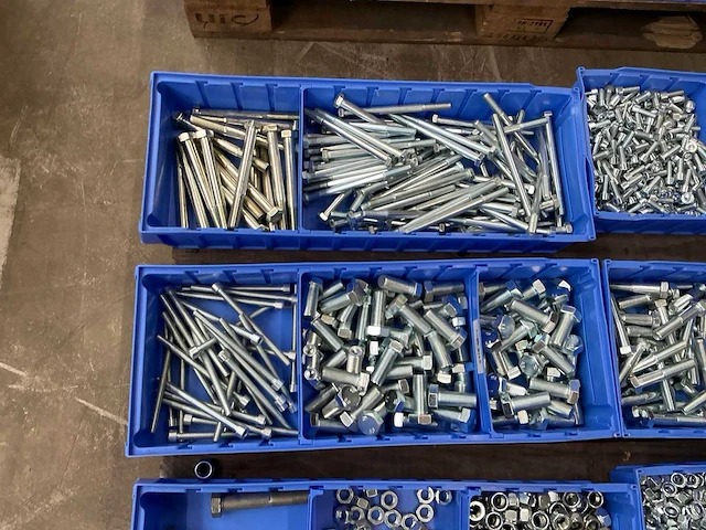Partij bevestigingsmiddelen - afbeelding 2 van  9