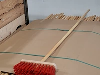 Partij bezemkoppen en bezemstelen - afbeelding 4 van  9