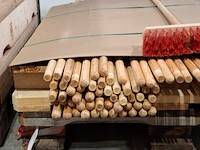 Partij bezemkoppen en bezemstelen - afbeelding 8 van  9