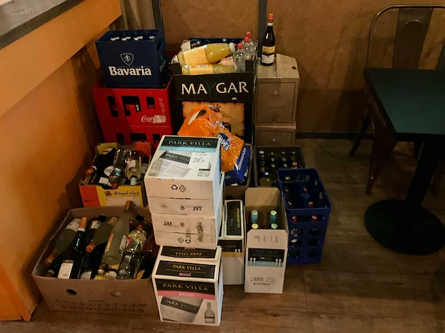 Partij bier wijn en frisdrank - afbeelding 2 van  7