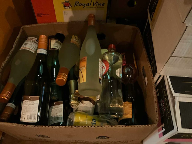 Partij bier wijn en frisdrank - afbeelding 3 van  7