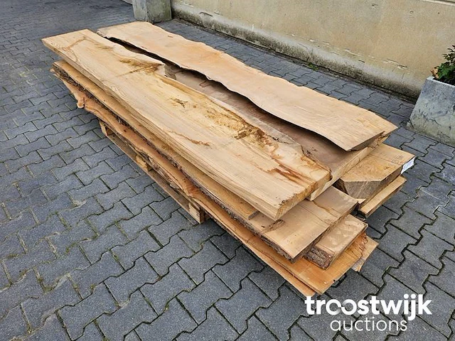 Partij boomstamplanken +/-209-252cm lang 2.5-7cm dik 30-40cm breed - afbeelding 1 van  7