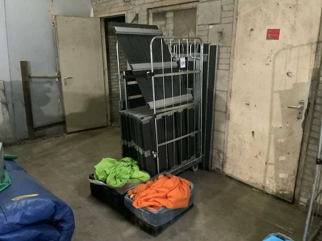 Partij bounge loungeset onderdelen; met diverse hoezen; zonder transportkar. - afbeelding 1 van  5