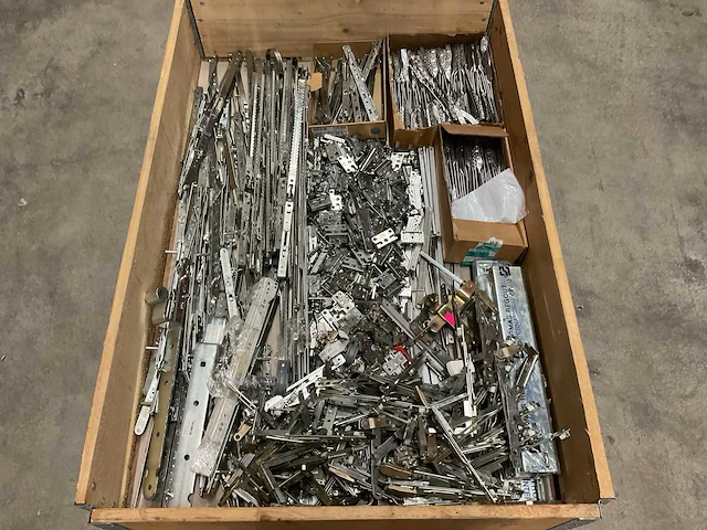 Partij bouw- en bevestigingsmateriaal - afbeelding 1 van  3