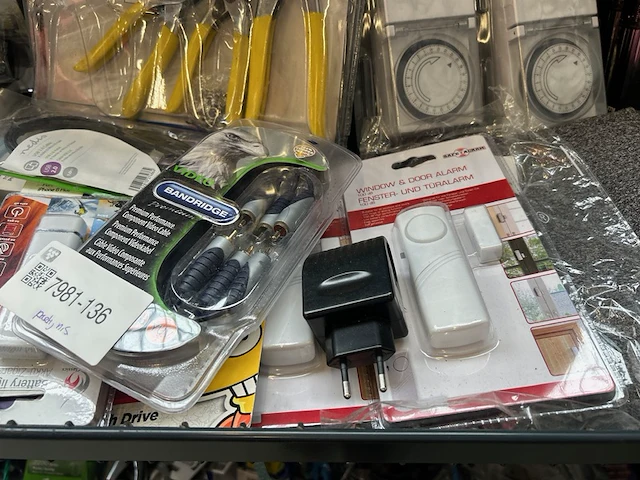 Partij bouwmarkt artikelen w.o. kinzo, grundig - afbeelding 6 van  7