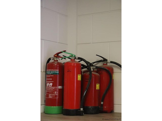 Partij brandblussers, diverse soorten - afbeelding 1 van  3