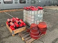 Partij brandblussers en slangen - afbeelding 1 van  5