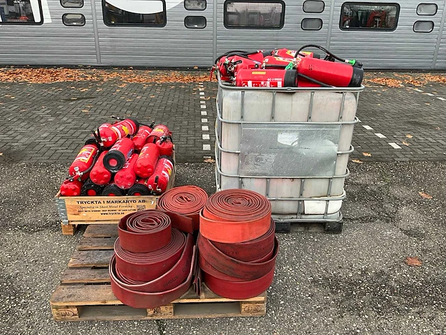 Partij brandblussers en slangen - afbeelding 2 van  5