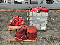 Partij brandblussers en slangen - afbeelding 2 van  5