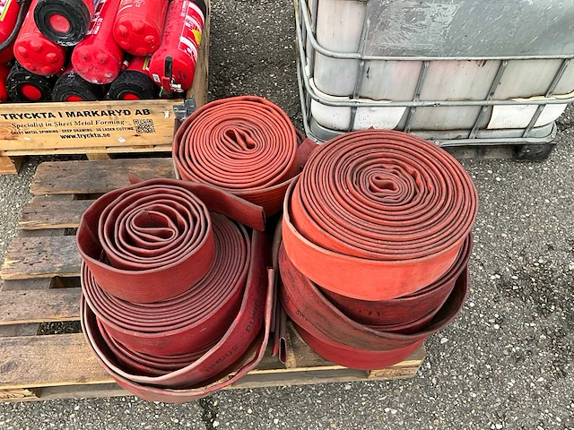 Partij brandblussers en slangen - afbeelding 3 van  5