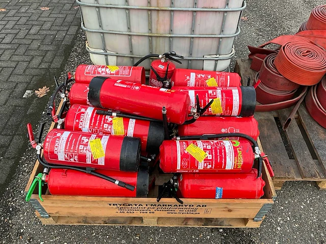 Partij brandblussers en slangen - afbeelding 4 van  5
