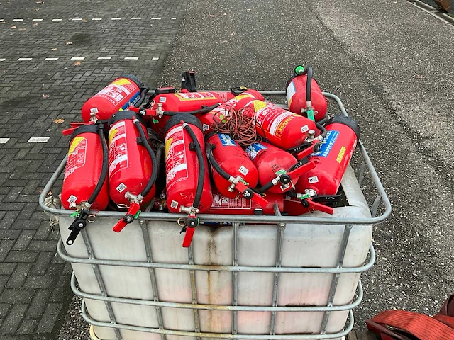 Partij brandblussers en slangen - afbeelding 5 van  5