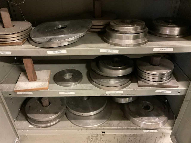 Partij buigmallen in kast - afbeelding 5 van  6