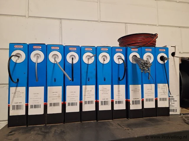 Partij buitenkabel ommanteling met binnenkabels t.b.v. rem en versnellingen - afbeelding 1 van  6