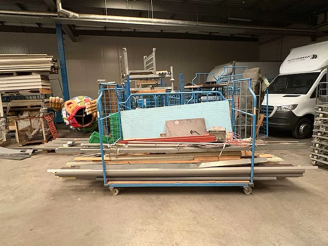 Partij buizen en planken - afbeelding 1 van  3