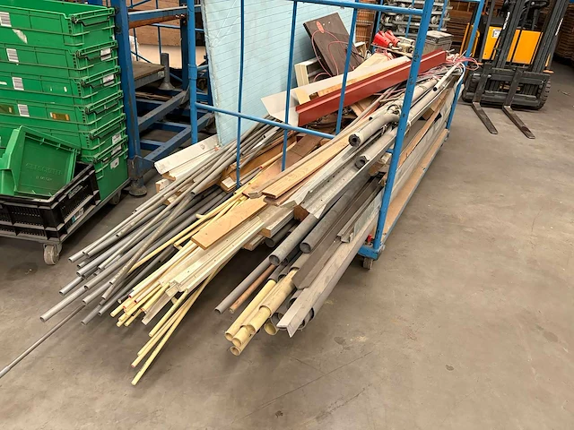 Partij buizen en planken - afbeelding 2 van  3