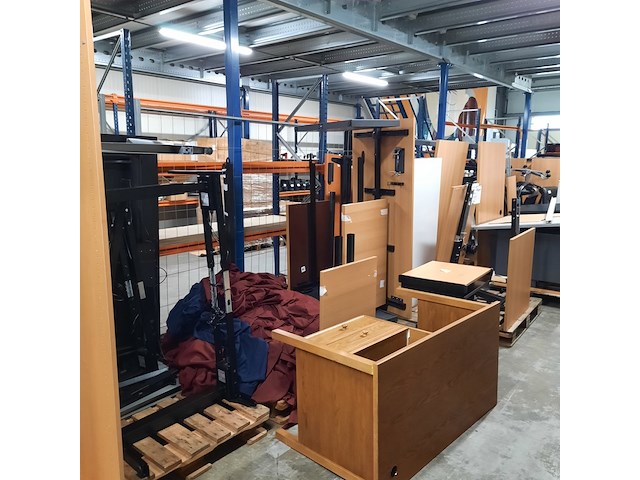 Partij bureau's in onderdelen - afbeelding 1 van  8