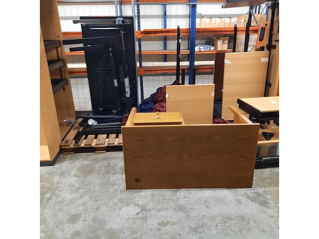 Partij bureau's in onderdelen - afbeelding 2 van  8