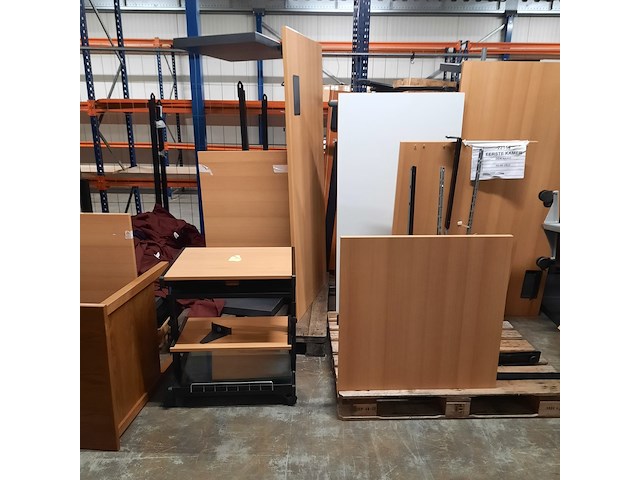 Partij bureau's in onderdelen - afbeelding 3 van  8