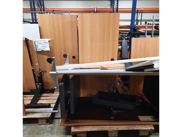 Partij bureau's in onderdelen - afbeelding 4 van  8