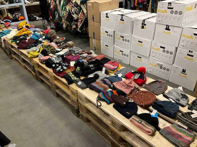 Partij burton/barts/carhartt/volcom mutsen (110x) - afbeelding 1 van  10