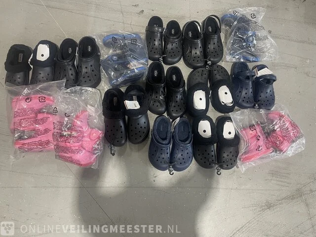 Partij crocs - afbeelding 1 van  5