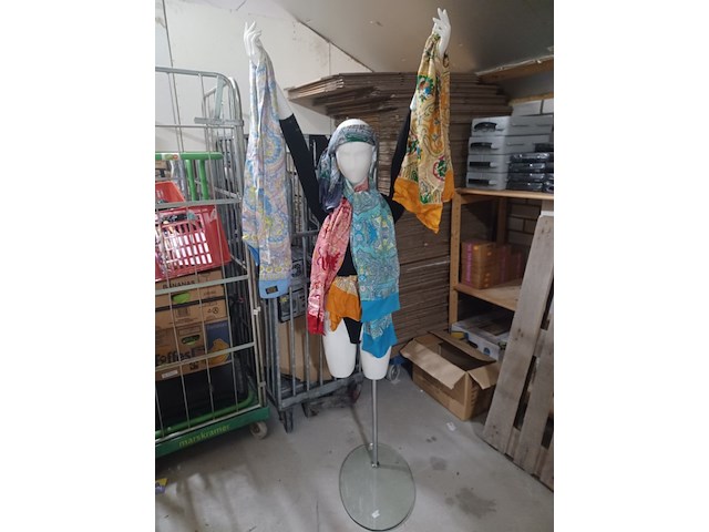 Partij dames sjaals 100% viskose diversen prints aantal 30 stuks. - afbeelding 4 van  11