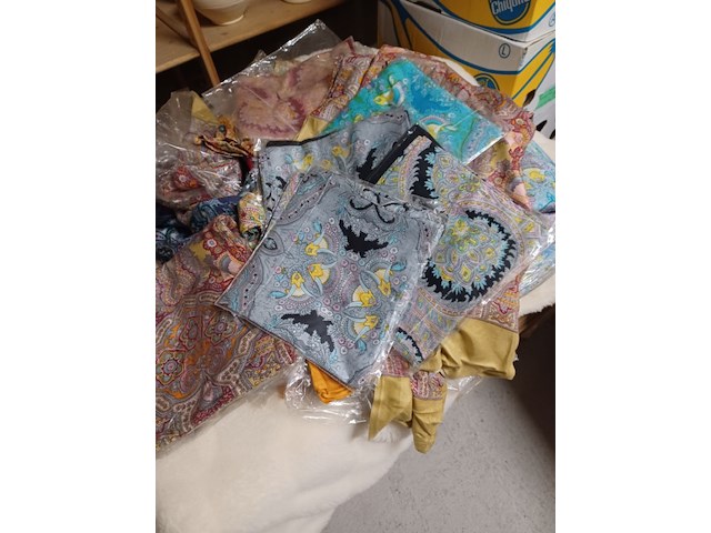 Partij dames sjaals 100% viskose diversen prints aantal 30 stuks. - afbeelding 6 van  11