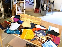Partij damesshawls in mand - afbeelding 1 van  5