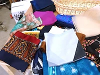 Partij damesshawls in mand - afbeelding 2 van  5