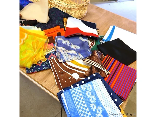 Partij damesshawls in mand - afbeelding 3 van  5