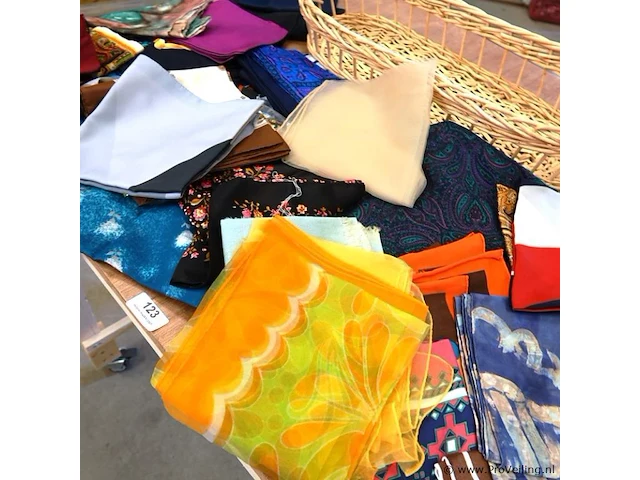 Partij damesshawls in mand - afbeelding 4 van  5