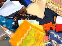 Partij damesshawls in mand - afbeelding 4 van  5