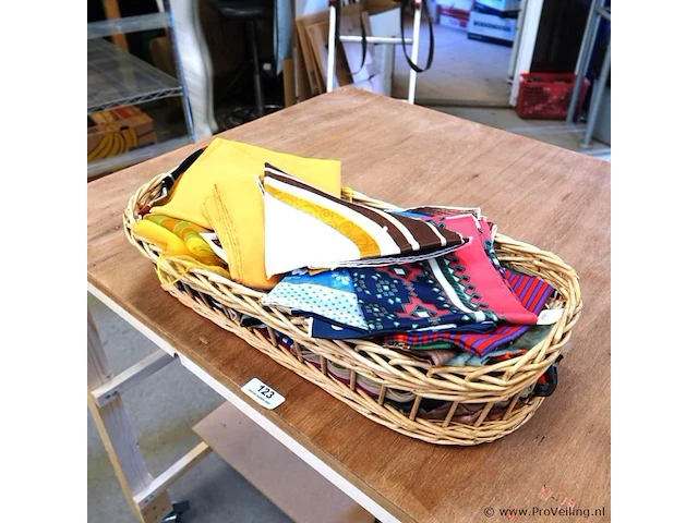 Partij damesshawls in mand - afbeelding 5 van  5
