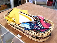 Partij damesshawls in mand - afbeelding 5 van  5