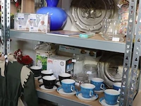 Partij decoratiemateriaal o.a. kandelaars, glazen vazen, kop & schotels - afbeelding 1 van  13