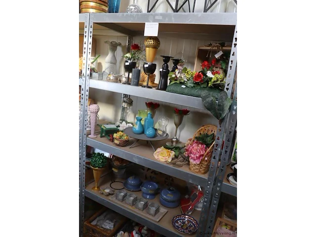 Partij decoratiemateriaal o.a. kandelaars, waxinelichthouders & kunstbloemen - afbeelding 1 van  11