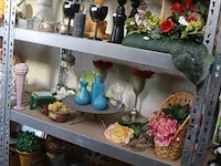 Partij decoratiemateriaal o.a. kandelaars, waxinelichthouders & kunstbloemen - afbeelding 1 van  11