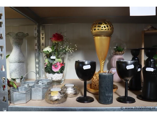 Partij decoratiemateriaal o.a. kandelaars, waxinelichthouders & kunstbloemen - afbeelding 6 van  11