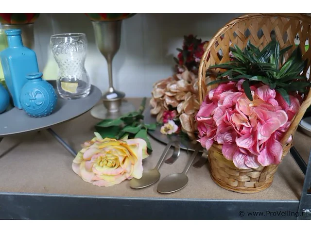 Partij decoratiemateriaal o.a. kandelaars, waxinelichthouders & kunstbloemen - afbeelding 8 van  11
