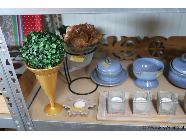 Partij decoratiemateriaal o.a. kandelaars, waxinelichthouders & kunstbloemen - afbeelding 11 van  11